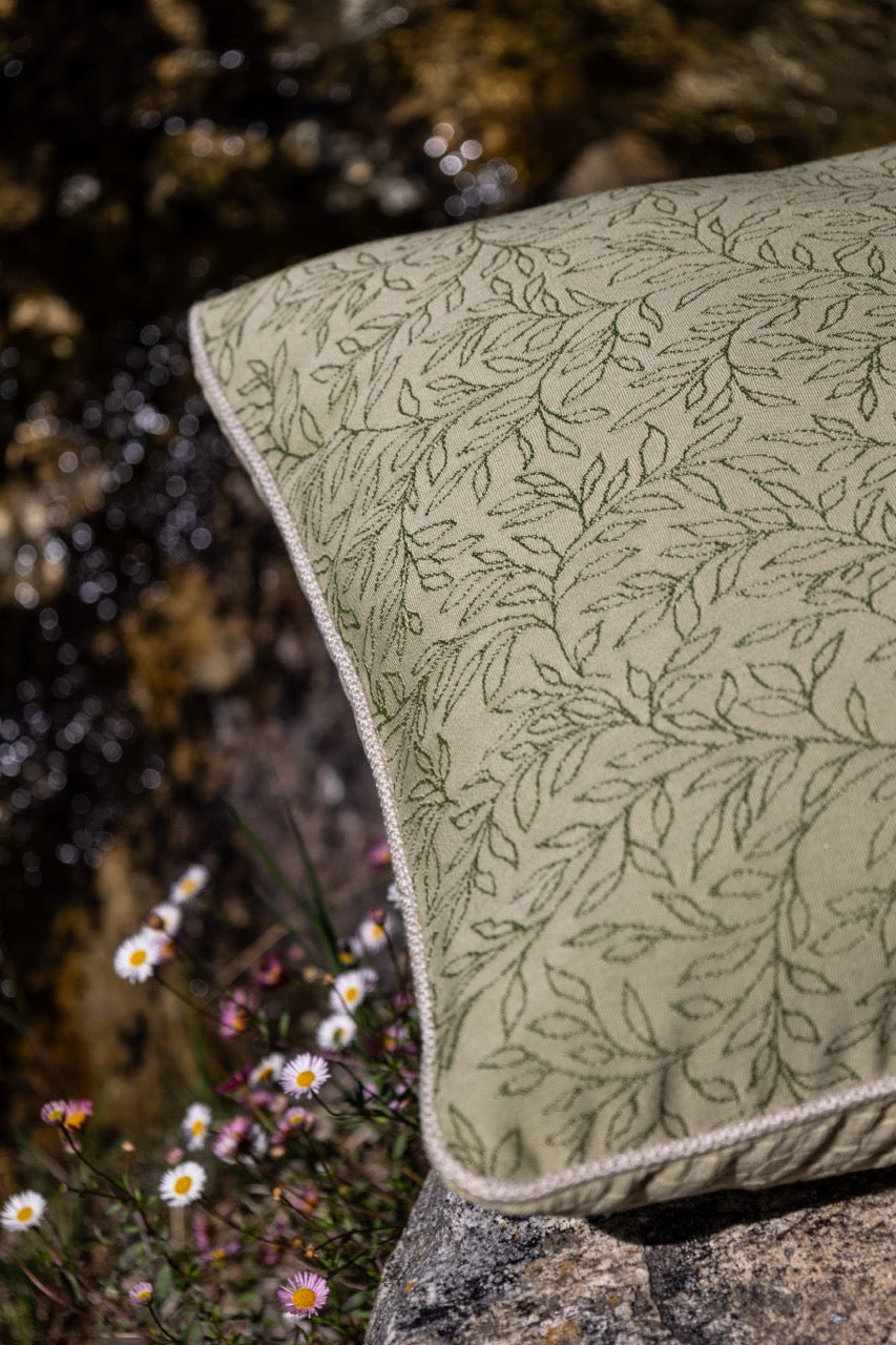 Outdoor issen Floralmuster grün hell und dunkle blätter am wasser 