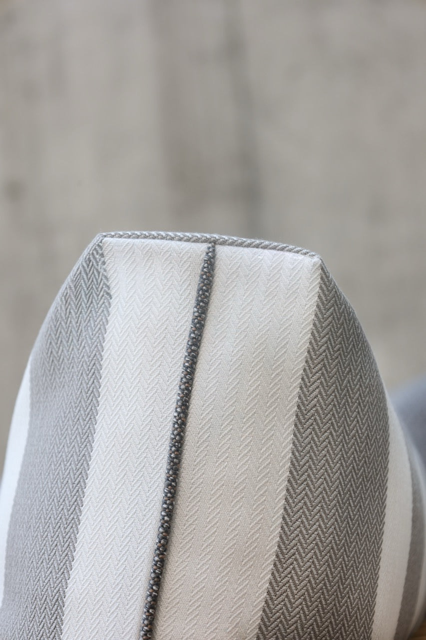 Nahaufnahem von Erneuerung von Outdoor-Textilien für Lounge-Möbel auf privater Terrasse