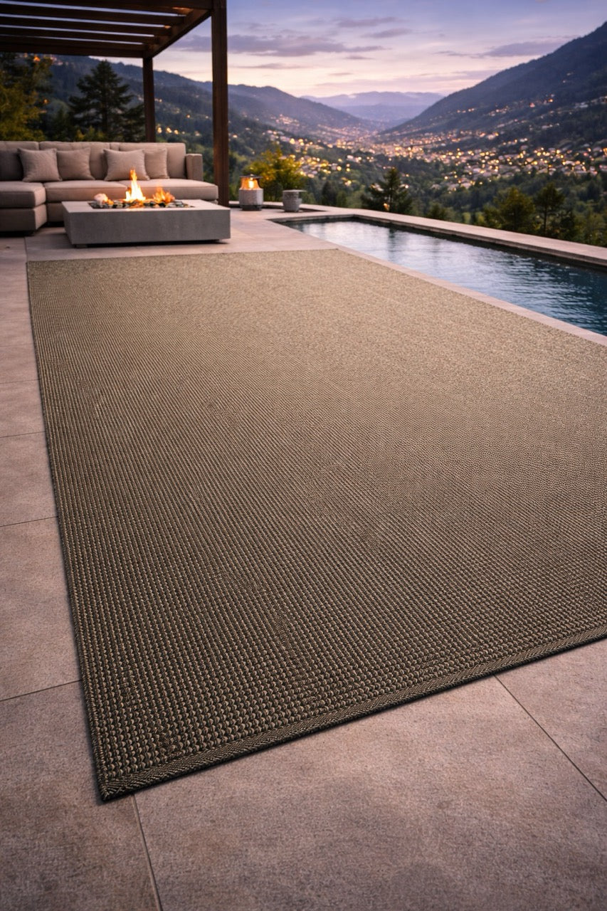 Martin Gabriel - Outdoor-Teppich Maßanfertigung series 03 modell Coconut brown auf grosser Terrasse mit pool und weitblick 