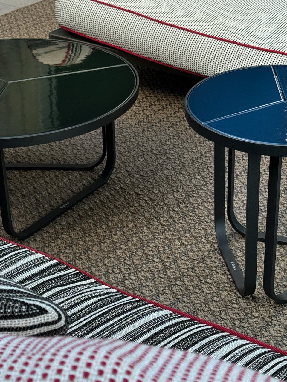 Outdoor Teppich Martin Gabriel Modell Bronze Kupfer auf Terrasse mit Sofa und Tischen 