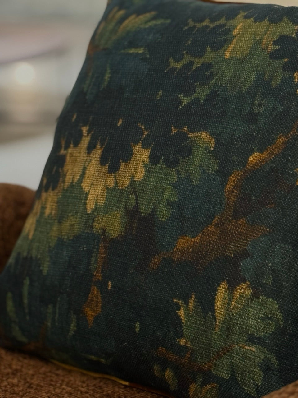 Martin Gabriel Designkiossen modell schwarzwald nahaufnahme mit goldigen herbstfarben laubwald 