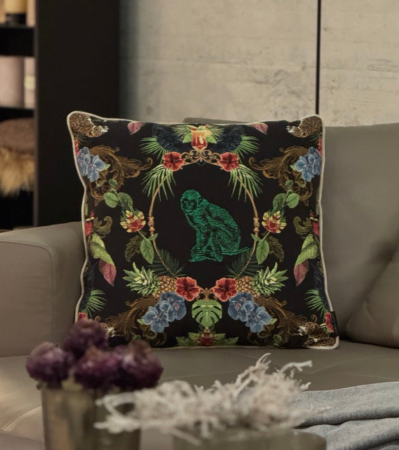 Martin Gabriel designkissen modell monkey mit affen und blumenmuster auf sofa 