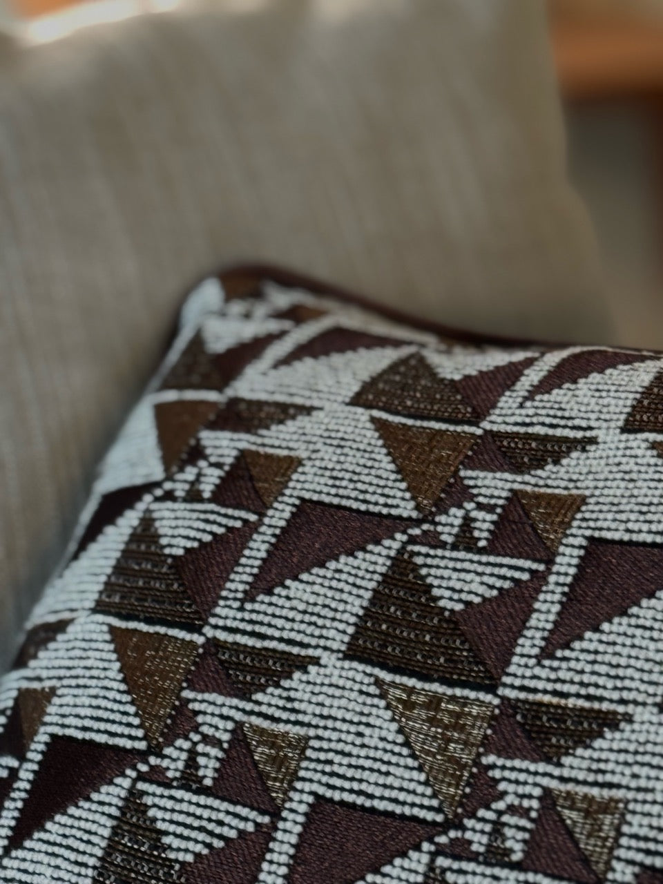 Martin Gabriel Designkissen Modell Geometrie nahaufnahme mit struktur und geometrischem deisgn 