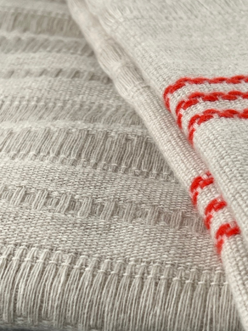 Martin Gabriel Plaid nahaufnahme modell ainu , sand mit ornagen akzent nahaufnahme 