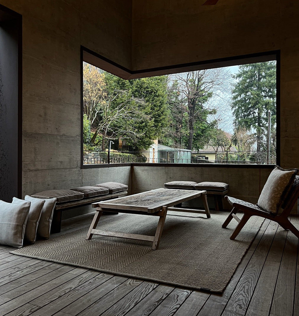 Outdoor Teppcih grey beige in patio mit holztisch und bank und bäumen 