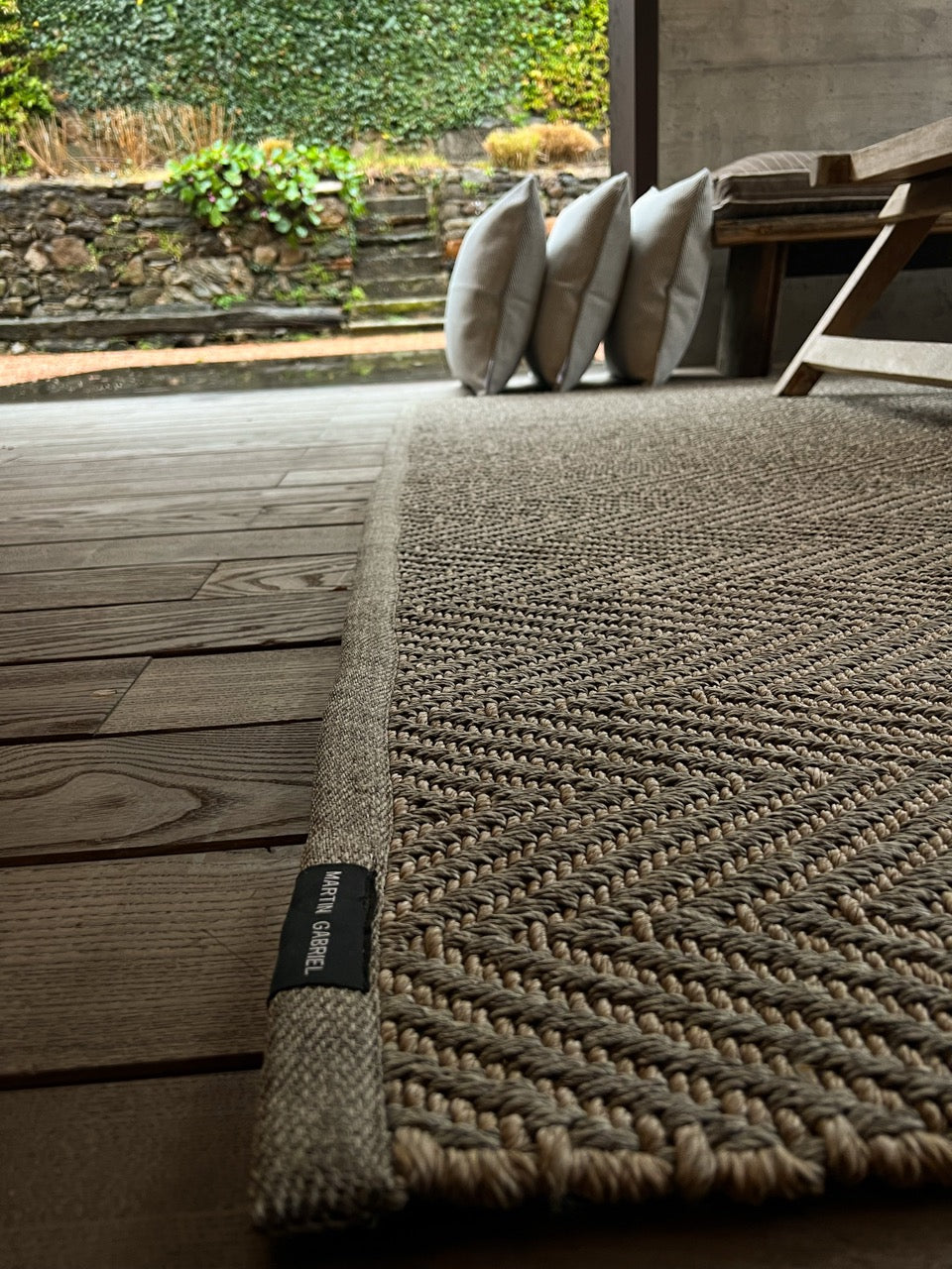 teppich outdoor martin Gabriel in einem patio mit kissen 