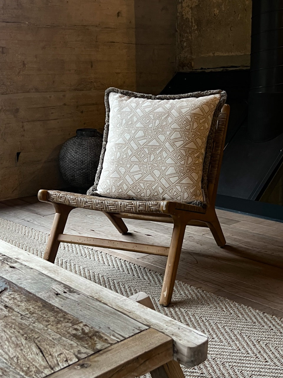 Martin Gabriel - Outdoorteppich in beige grau und ein outdoor sessel mit kissen lounge auf einer terrasse 