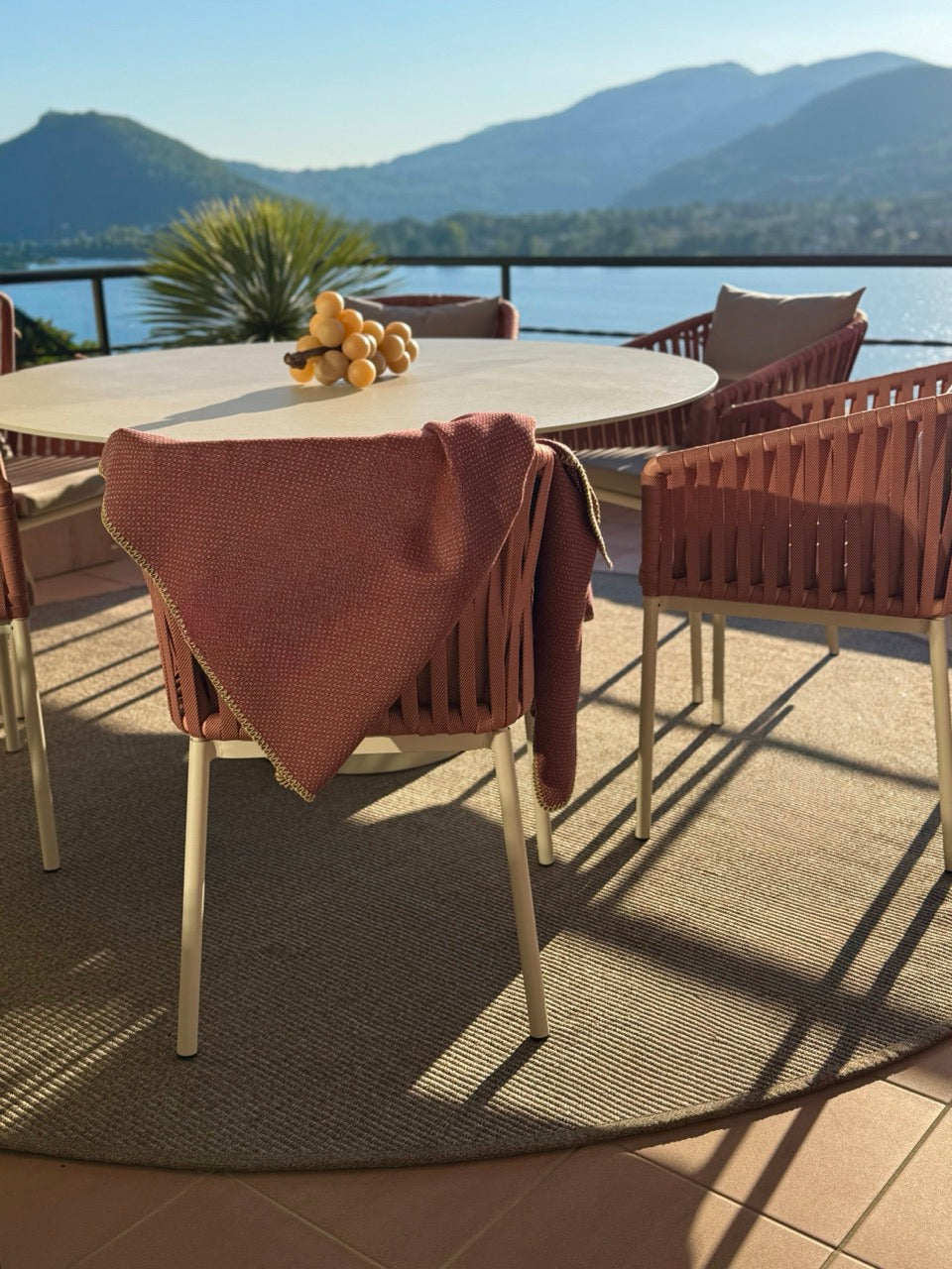 Runder Outdoor Teppich Mit feingewebter Struktur auf terrasse a see 