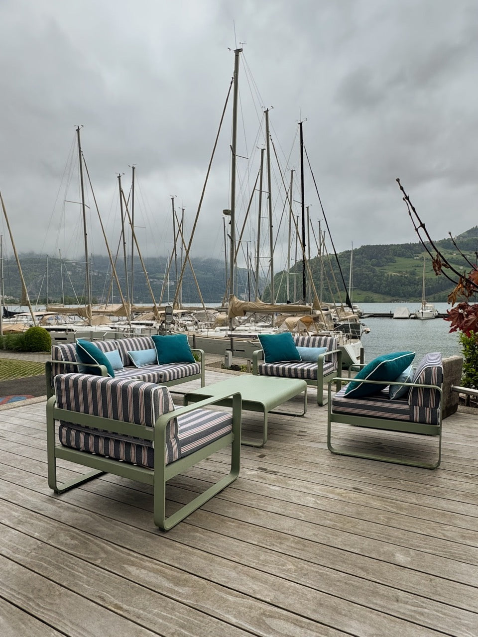 Erneuerung von Outdoor-Textilien für Lounge-Möbel auf privater Terrasse am Yachthafen