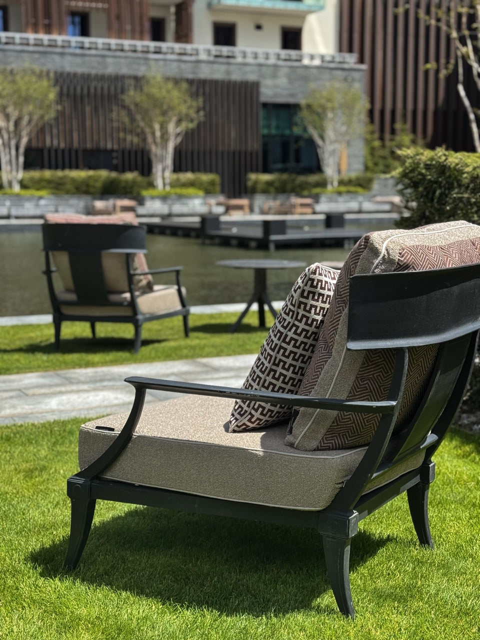 Neue Bezüge und Schaumstoffe für Outdoor-Sitzmöbel the chedi courtyard