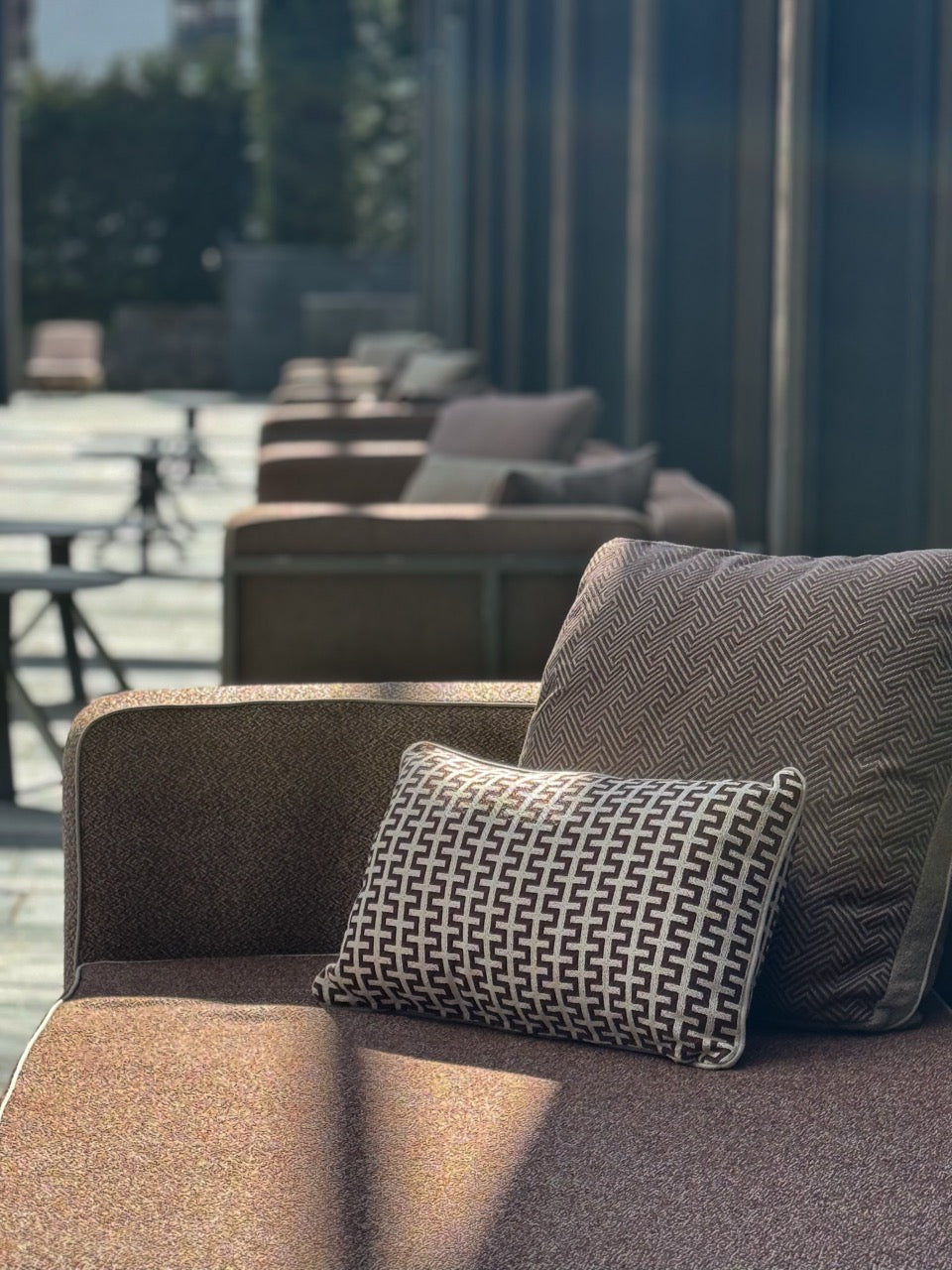 Neue Bezüge und Schaumstoffe für Outdoor-Sitzmöbel hotelterrasse the chedi