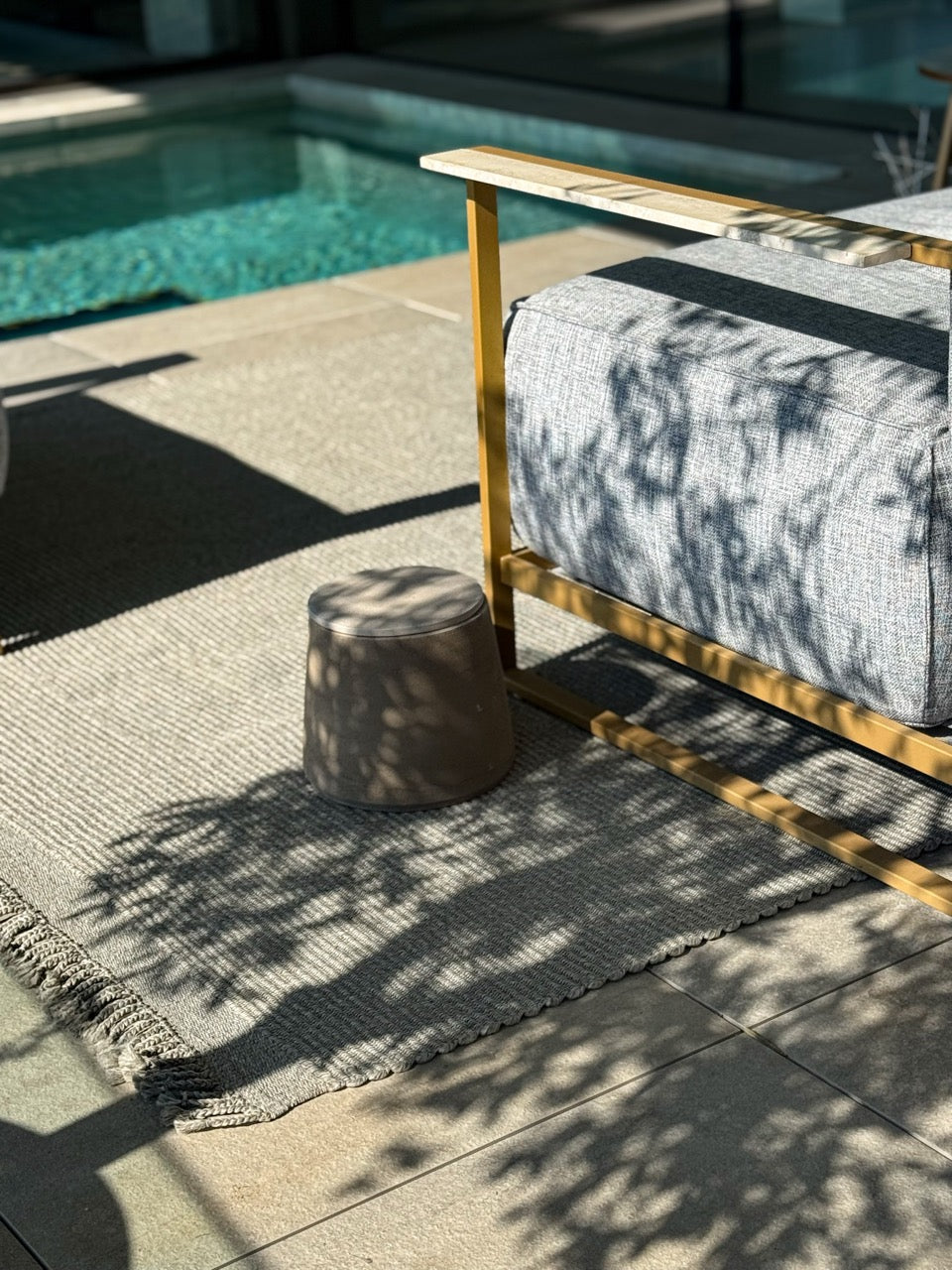 Martin Gabriel - Outdoor-teppich Modell Minusio auf Terrasse vor einem Pool 