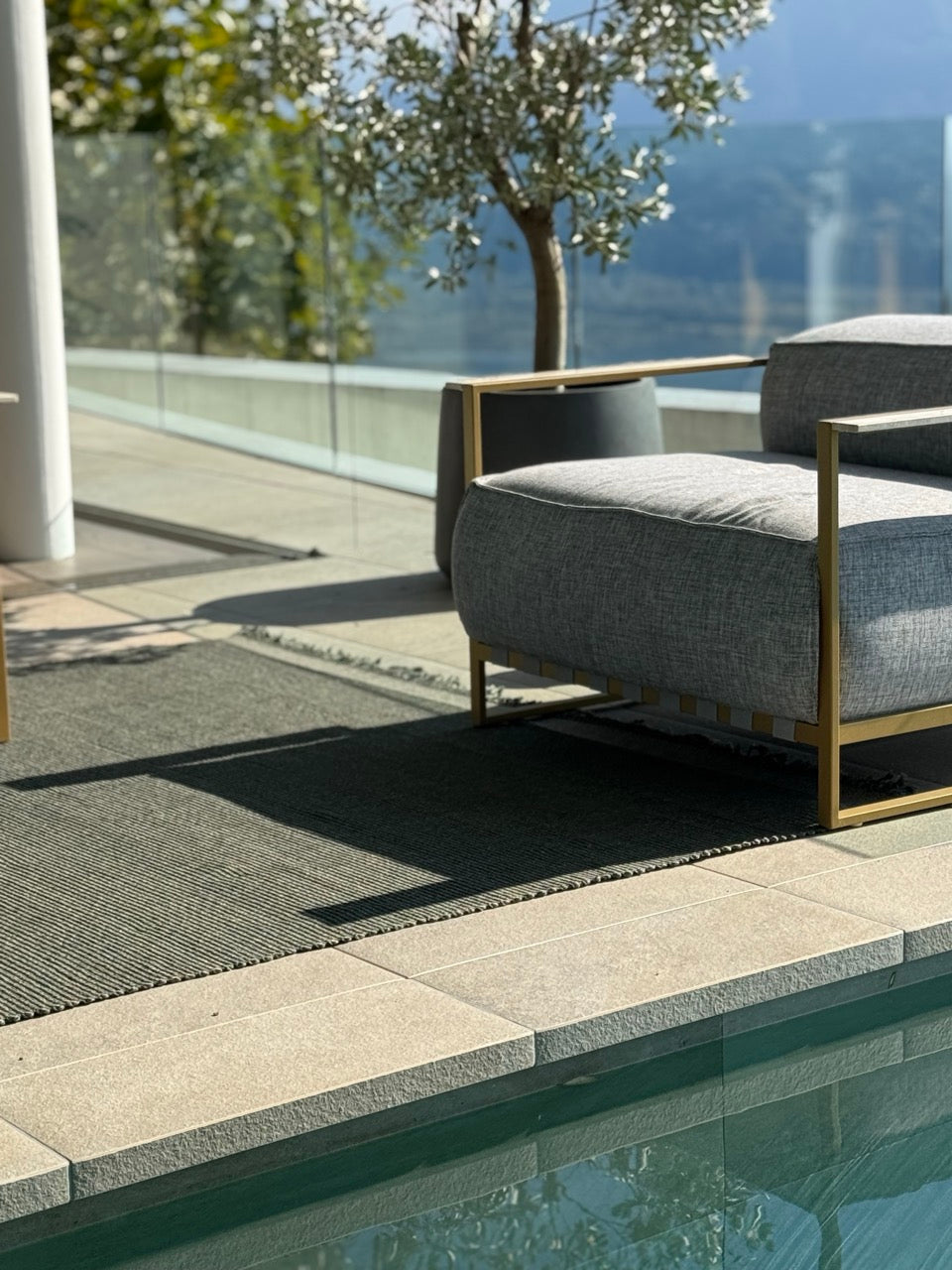 outdoor teppich aloe grün mit sofa auf grosser terrasse 