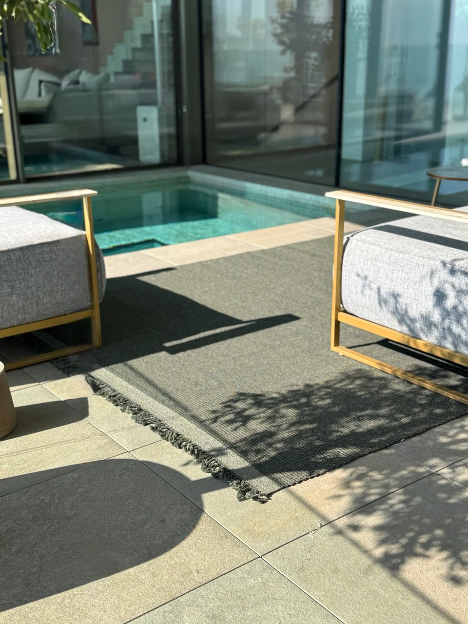 outdoor teppich vor einem pool und lounge möbel mit pool 