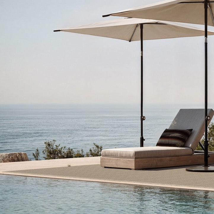 Martin Gabriel - Outdoor Teppich Series 03 modell Earth Taupe sonneterrasse mit Meerblick und sonnenschirm 