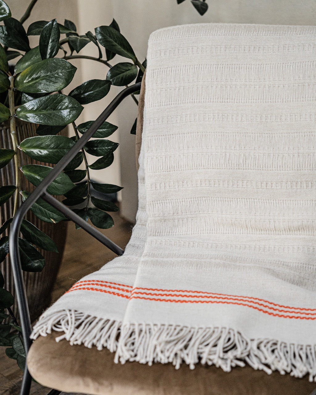 Martin Gabriel Plaid Modell Ainu auf einem stuhl , in einem sand farbene material und orangener stitching