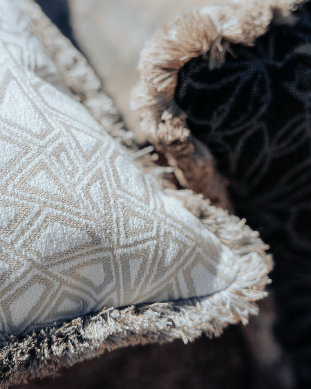 Detailaufnahme Outdoor Kissen mit Fransen in weiss beige mit Struktur