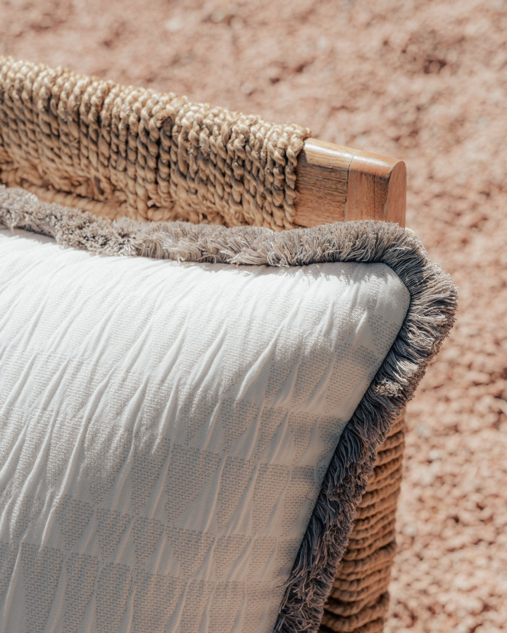 Nahaufnahme Outdoor kissen mit fransen auf stuhl 