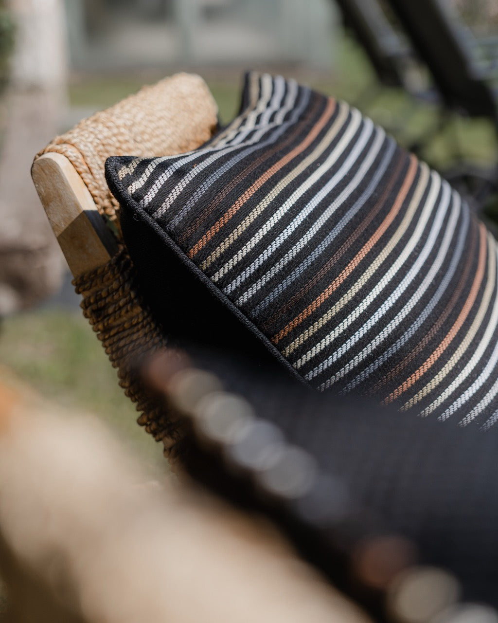 Nhaufnahme outdoor Kissen von der Seite mit Streigen struktur 