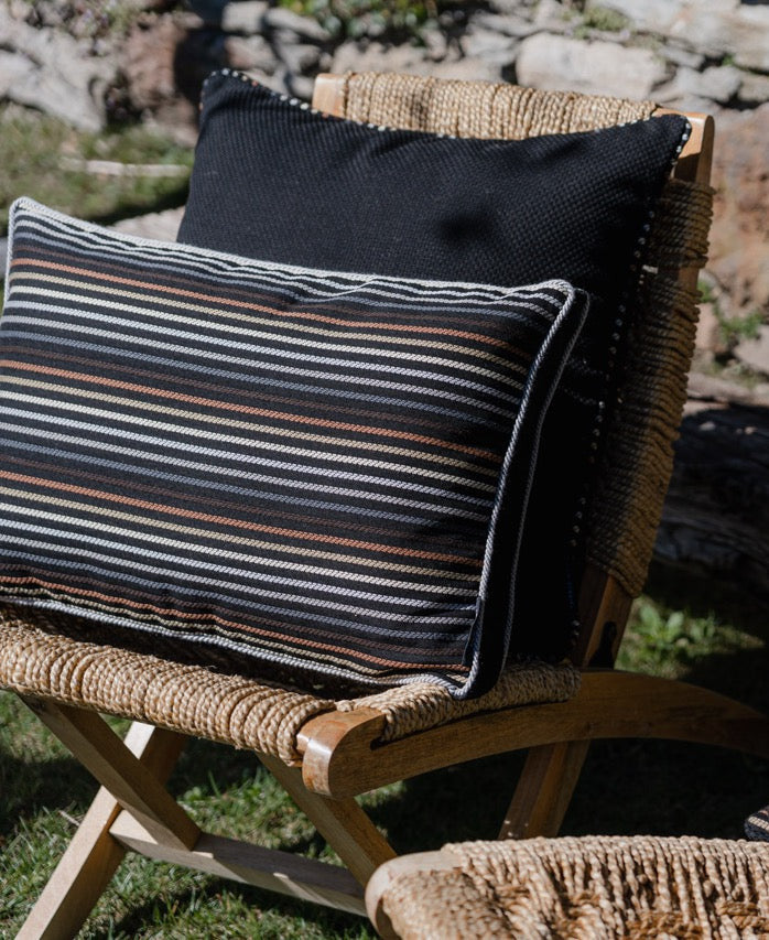 Outdoor Kissen schwarz mit streifen auf loungechair 
