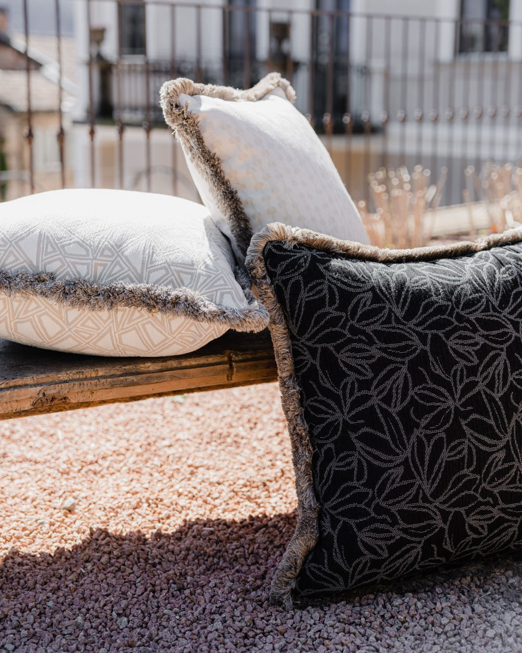 Outdoor Kissen auf Terrasse mit weiteren Kissen uín weiss und schwarz 