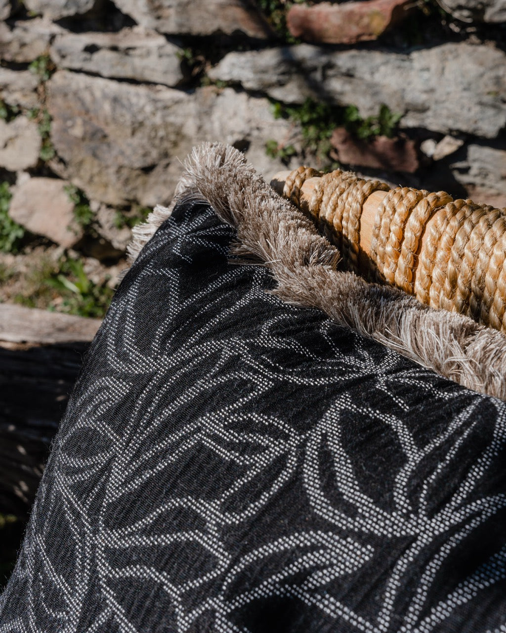 Outdoor Kissen mit schwarzem und weissen floralmuster auf lounge chair