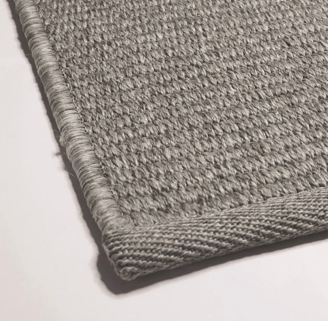 Outdoor teppich detailasicht struktur almond grey martin gabriel