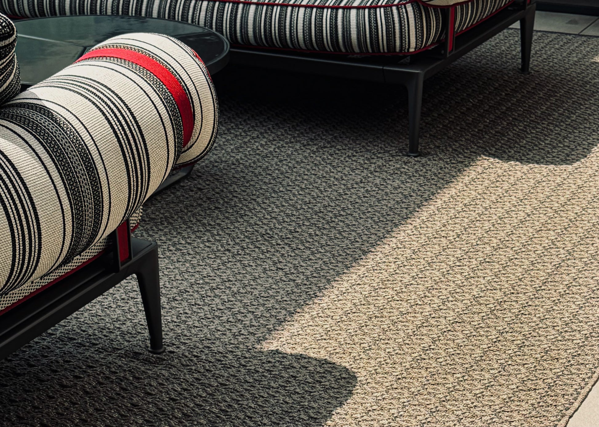 Martin Gabriel Outdoor Teppich auf Terrasse mit d Muster in bronze Kupfer