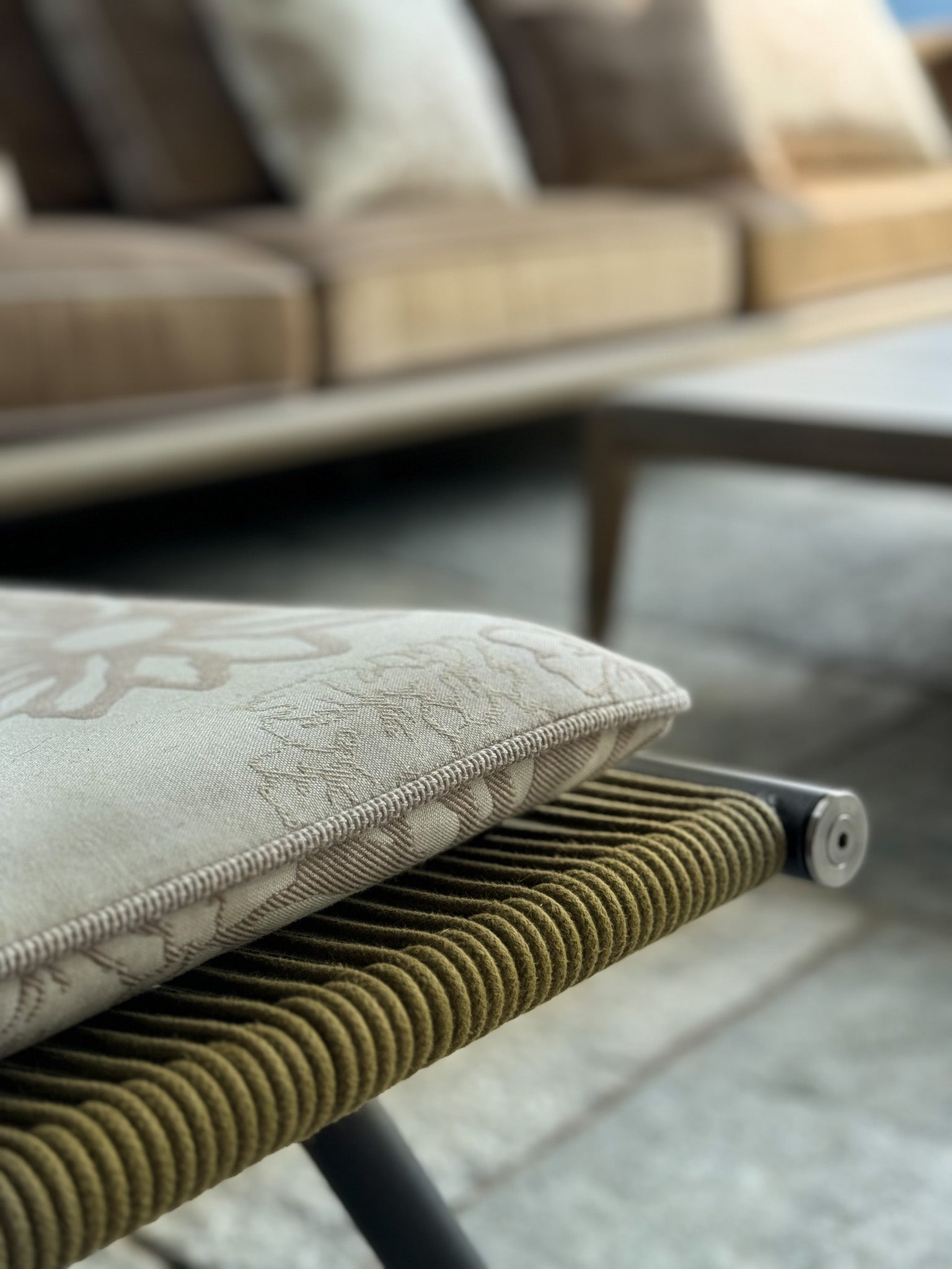 Neue Bezüge und Schaumstoffe für Outdoor-Sitzmöbel und liegen