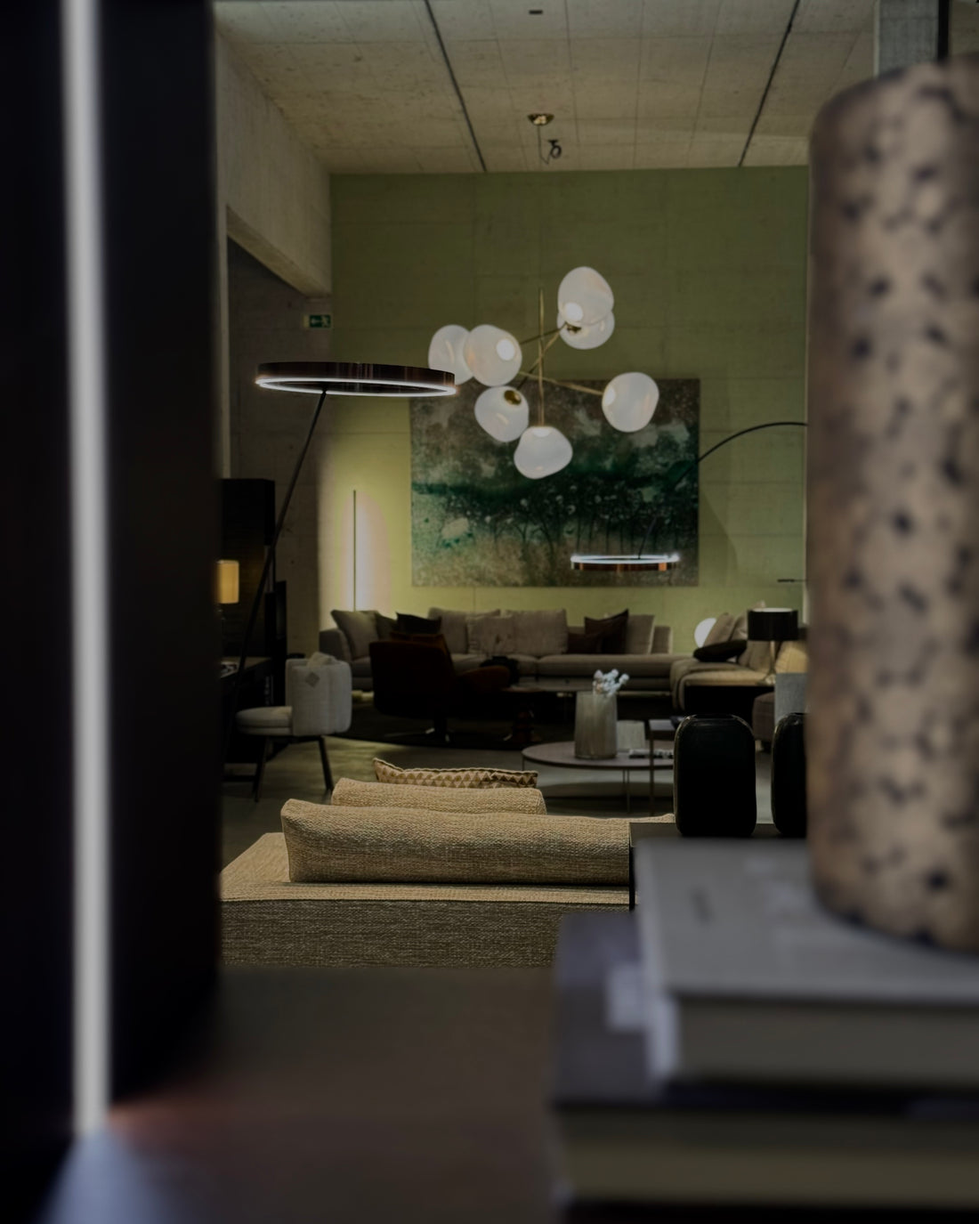 Moderner Showroom mit warmen Ambientelicht, Sofalandschaft und eleganten Deko-Elementen in natürlicher Farbpalette.