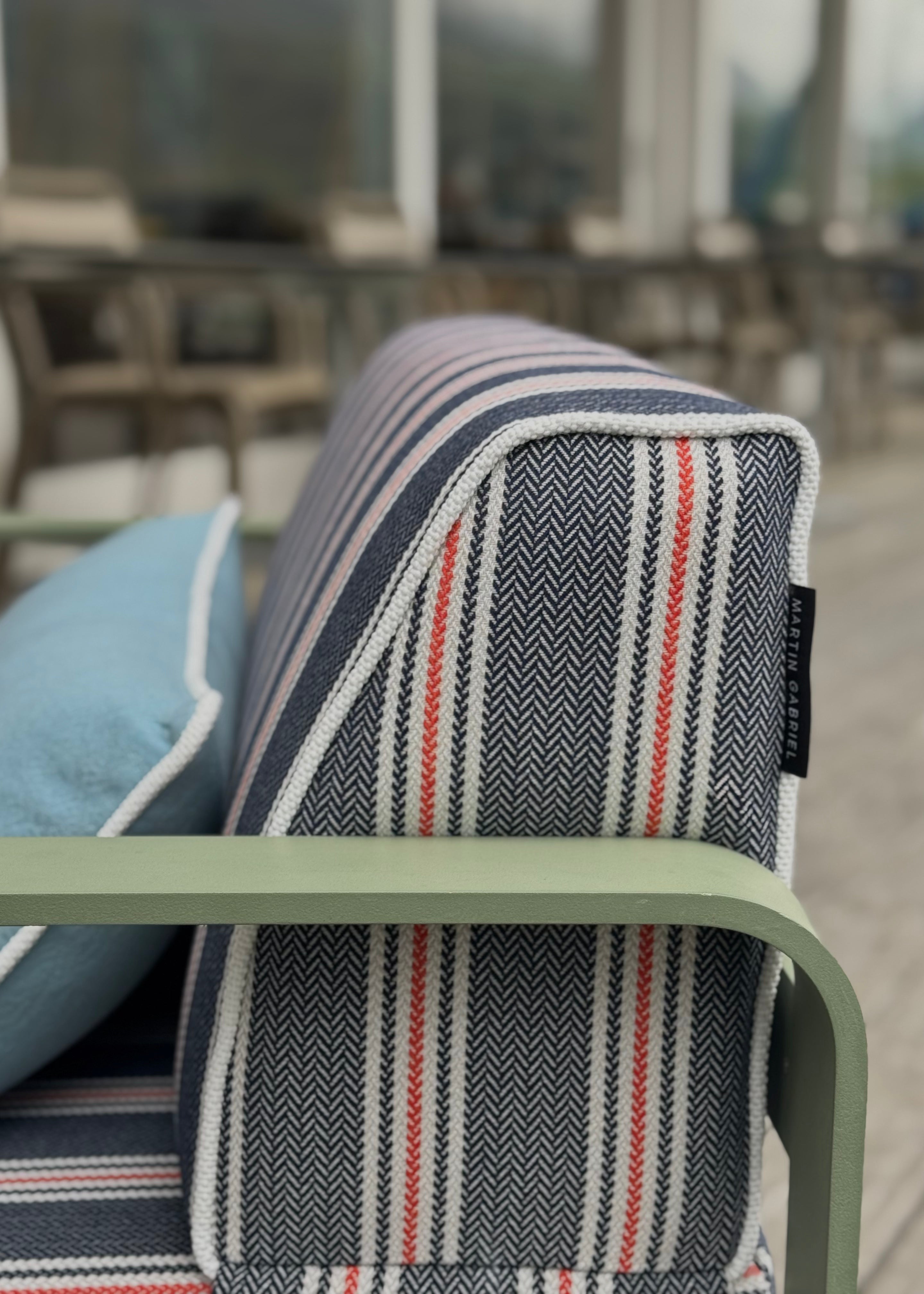 Nahaufnahme Erneuerung von Outdoor-Textilien für Lounge-Möbel auf privater Terrasse