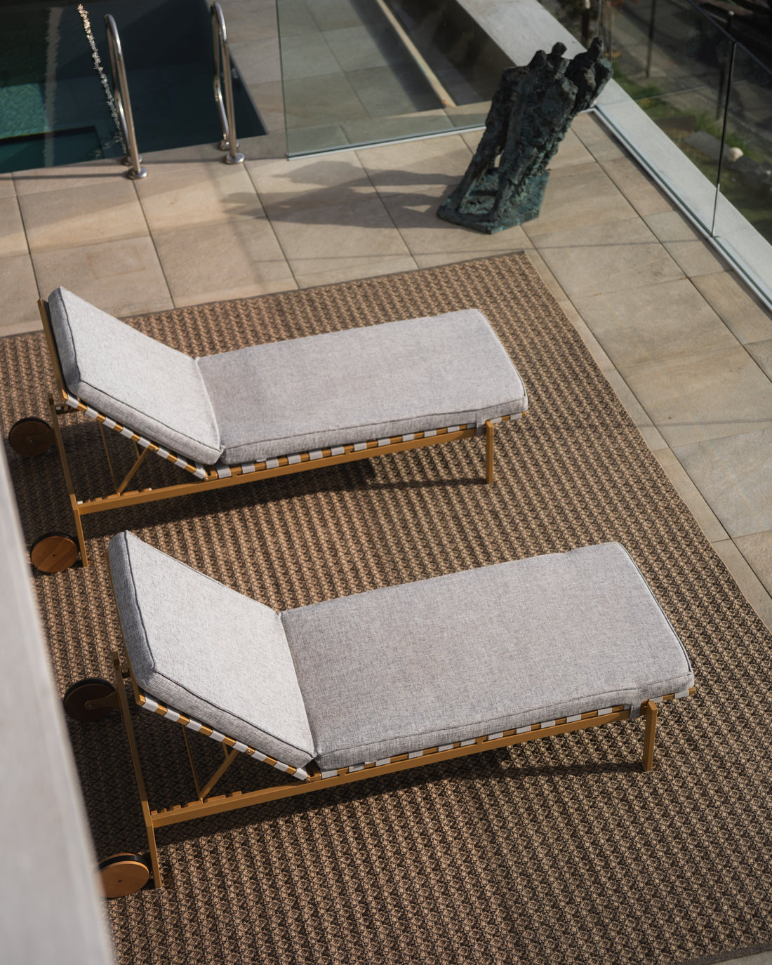 Outdoor teppich mit zweio sonnenliegen auf terrasse 