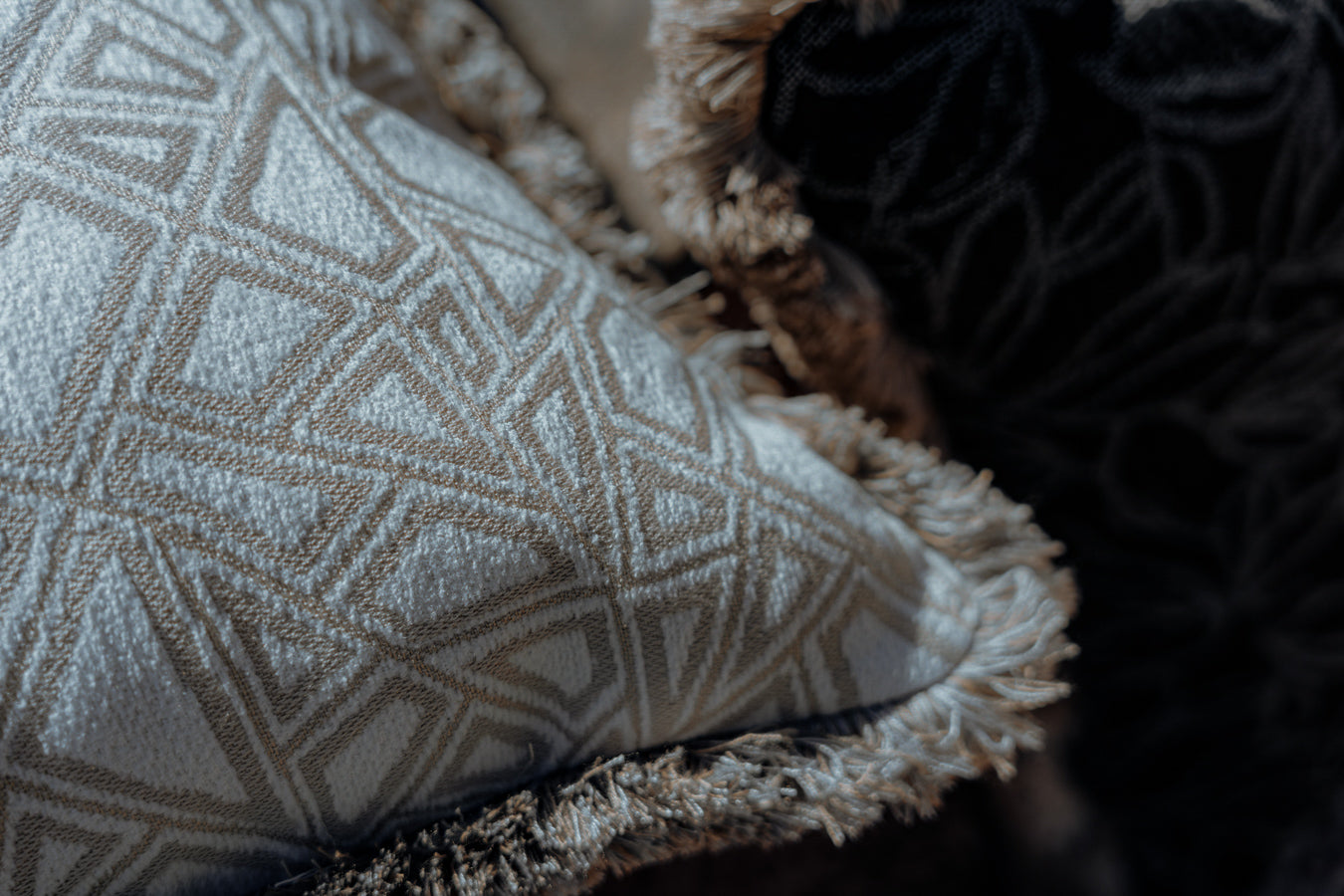 nahaufnahme outdoor kissen , weiss beige mit fransen 