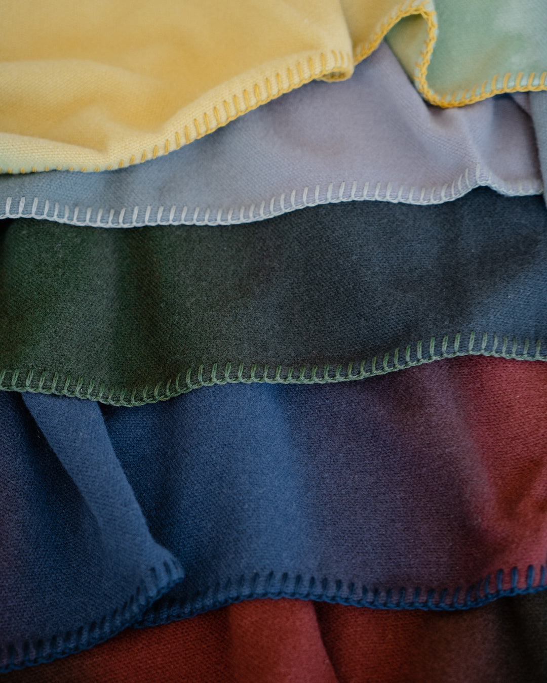 Verschiede decken des modells shadow nebeneinander mit stitching, bunter farbverlauf 