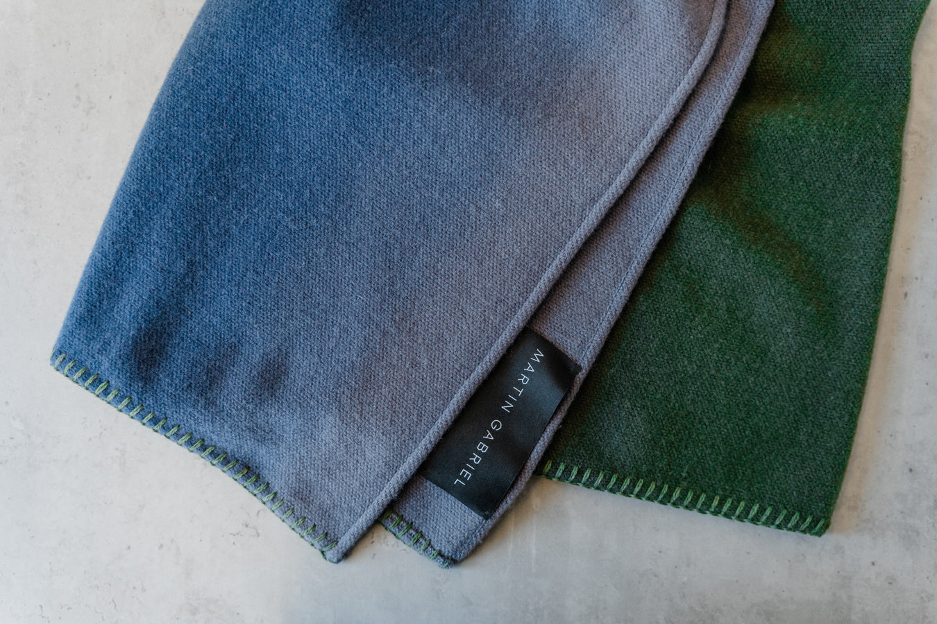 Martin Gabriel Plaid Modell shadow , nahaufnahem in blau grün mit sichtbaren logo als detailfoto