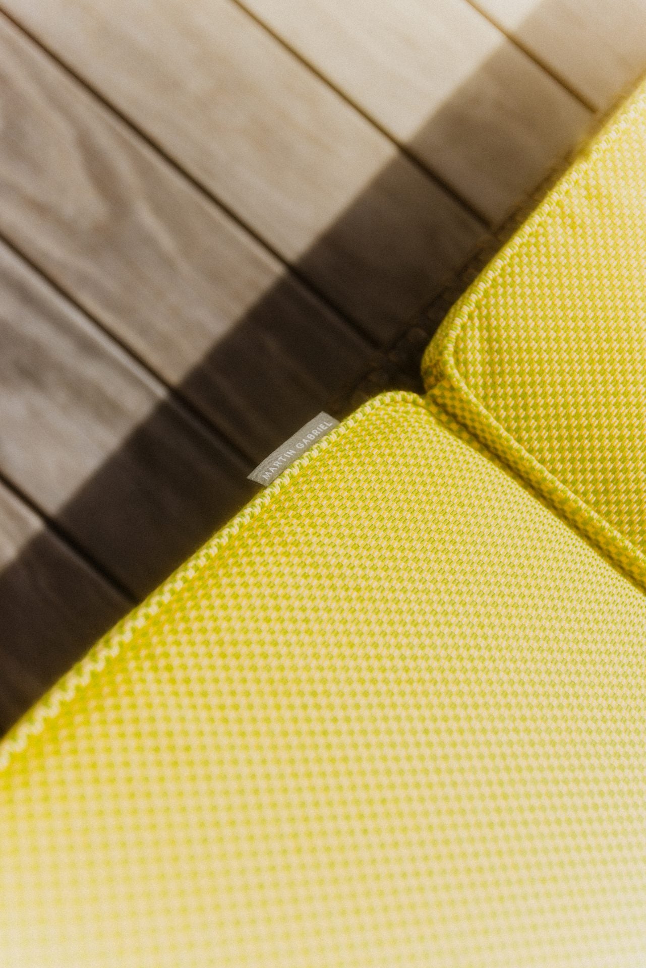 Detailansicht des gelben Outdoor-Stoffes mit feinem Keder, gefertigt für dei Daybeds des Vitznauer Hofs