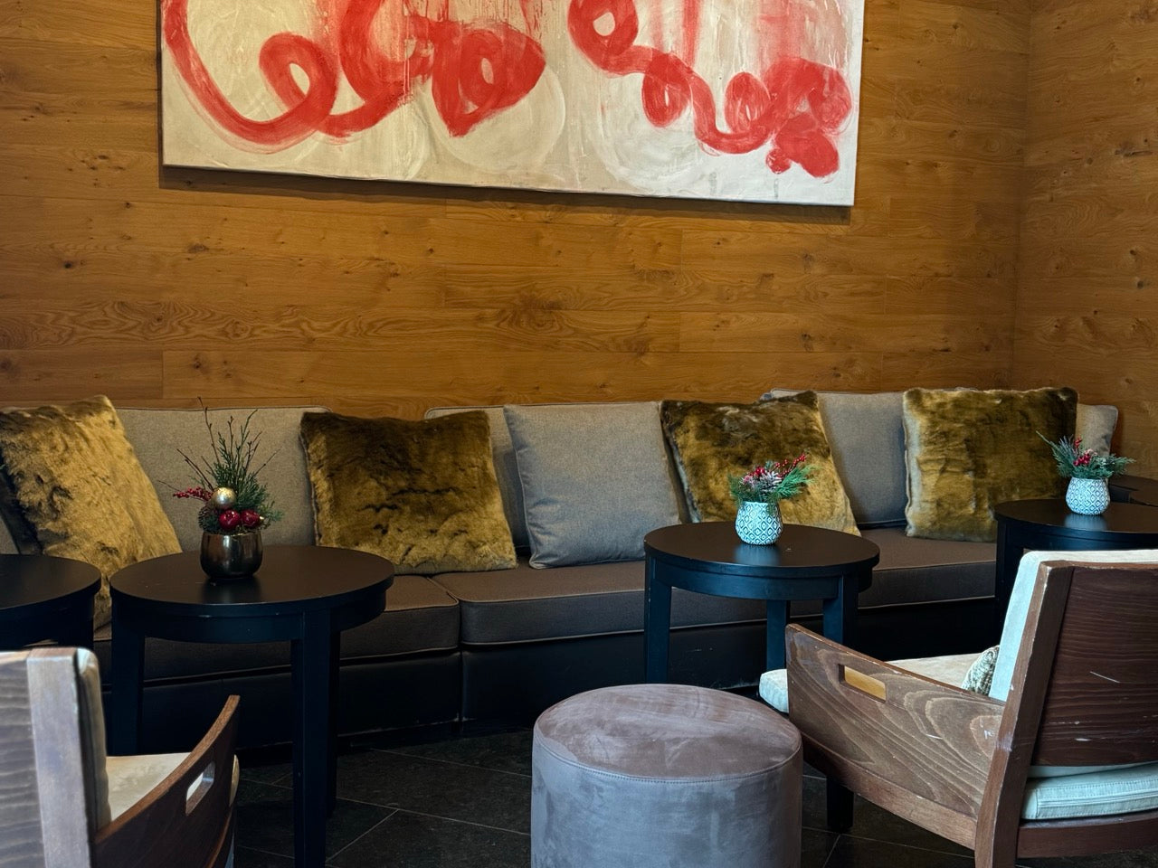 Innenbereich von The Bar im The Chedi Andermatt mit neuen maßgefertigten Matratzen, hochwertigen Textilien, Lederkeder und abgestimmten Rückenkissen aus der Martin-Gabriel-Kollektion.