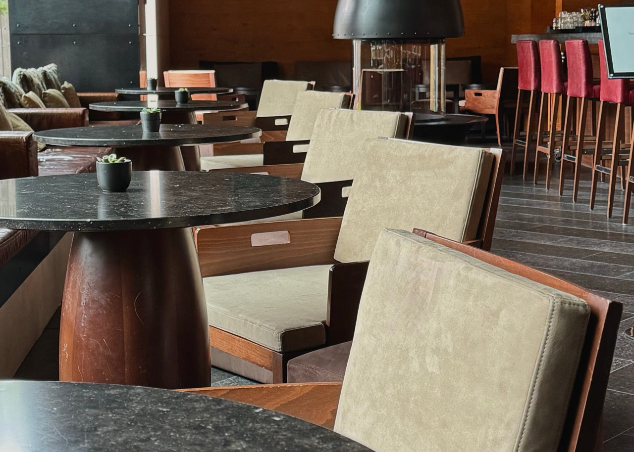 Lounge Chairs im The Bar des The Chedi Andermatt mit neuen Kunstlederbezügen und hochwertigem Schaumstoff, gefertigt im Rahmen der Martin-Gabriel-Kollektion.