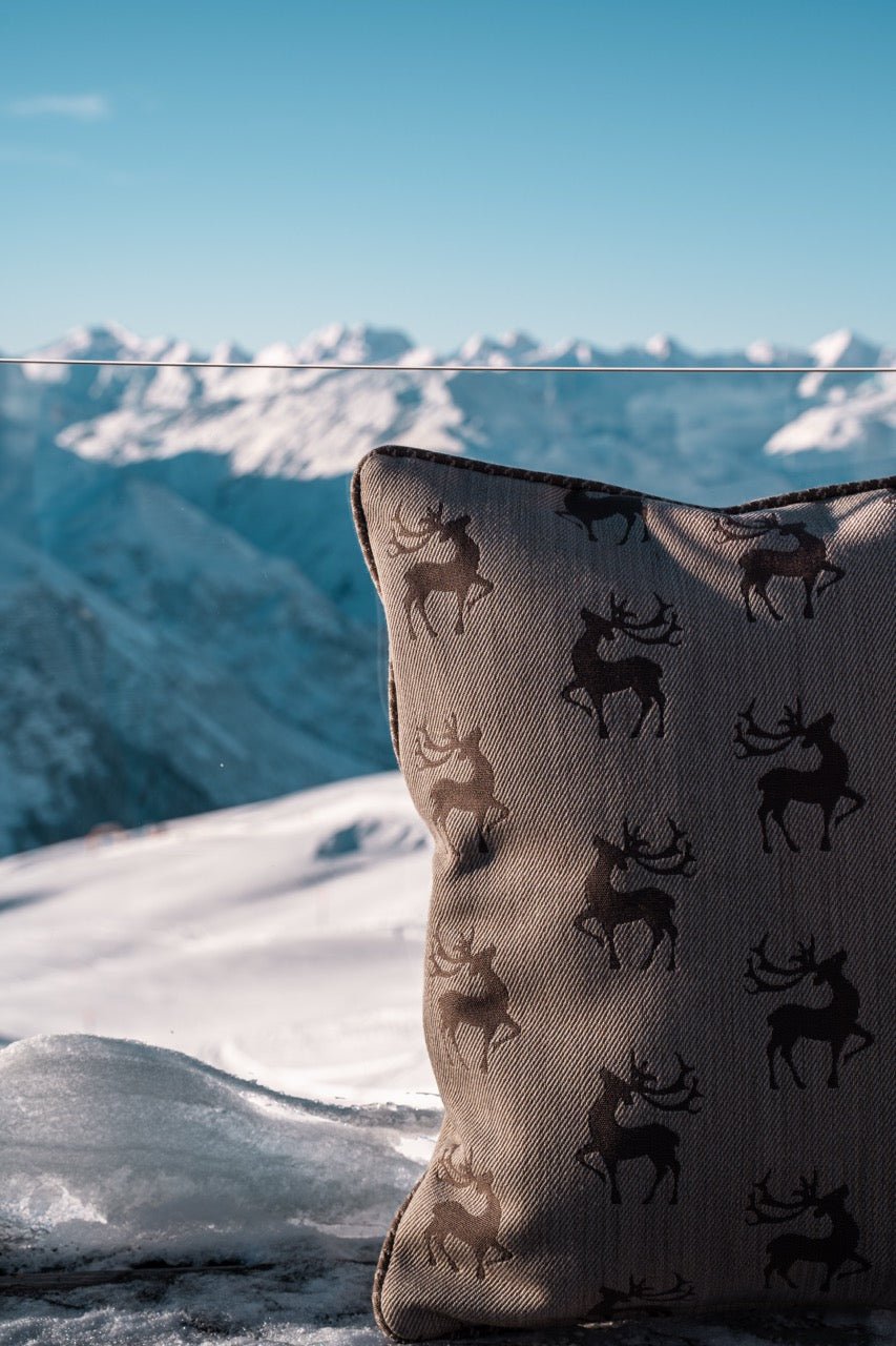 Martin Gabriel Indoor Kissen Chalet Kollektion Modell Arven und die Berge im Hintergrund als stimmungsfto 