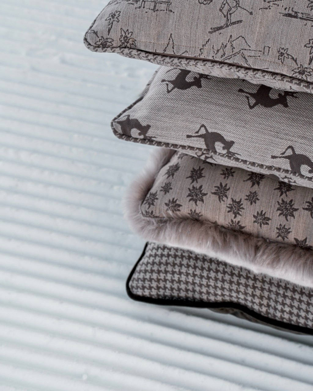 Martin Gabriel Indoor Kissen Chalet Kollektion Modell Arven in beige  Kissen übereinander im Schnee liegend 