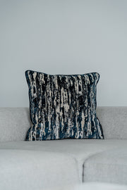 Dekokissen Cascade Blue 60x60 cm auf hellgrauem Sofa – Vorderansicht