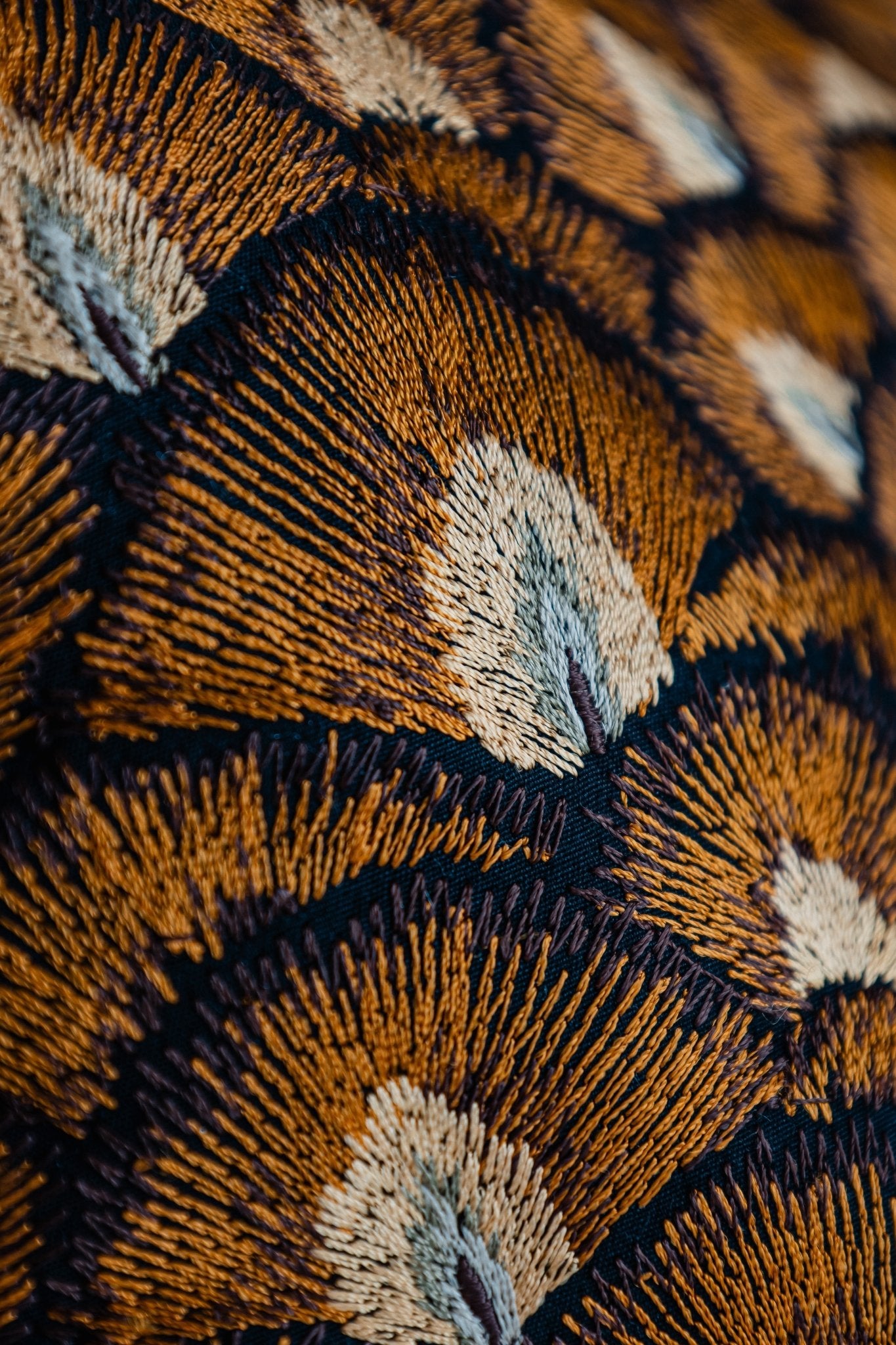 Dekokissen 60x60 cm – Stickerei in Braun - und Karamelltönen mit Keder, Rückseite Baumwollvelour - Martin Gabriel - Kissen - Martin Gabriel