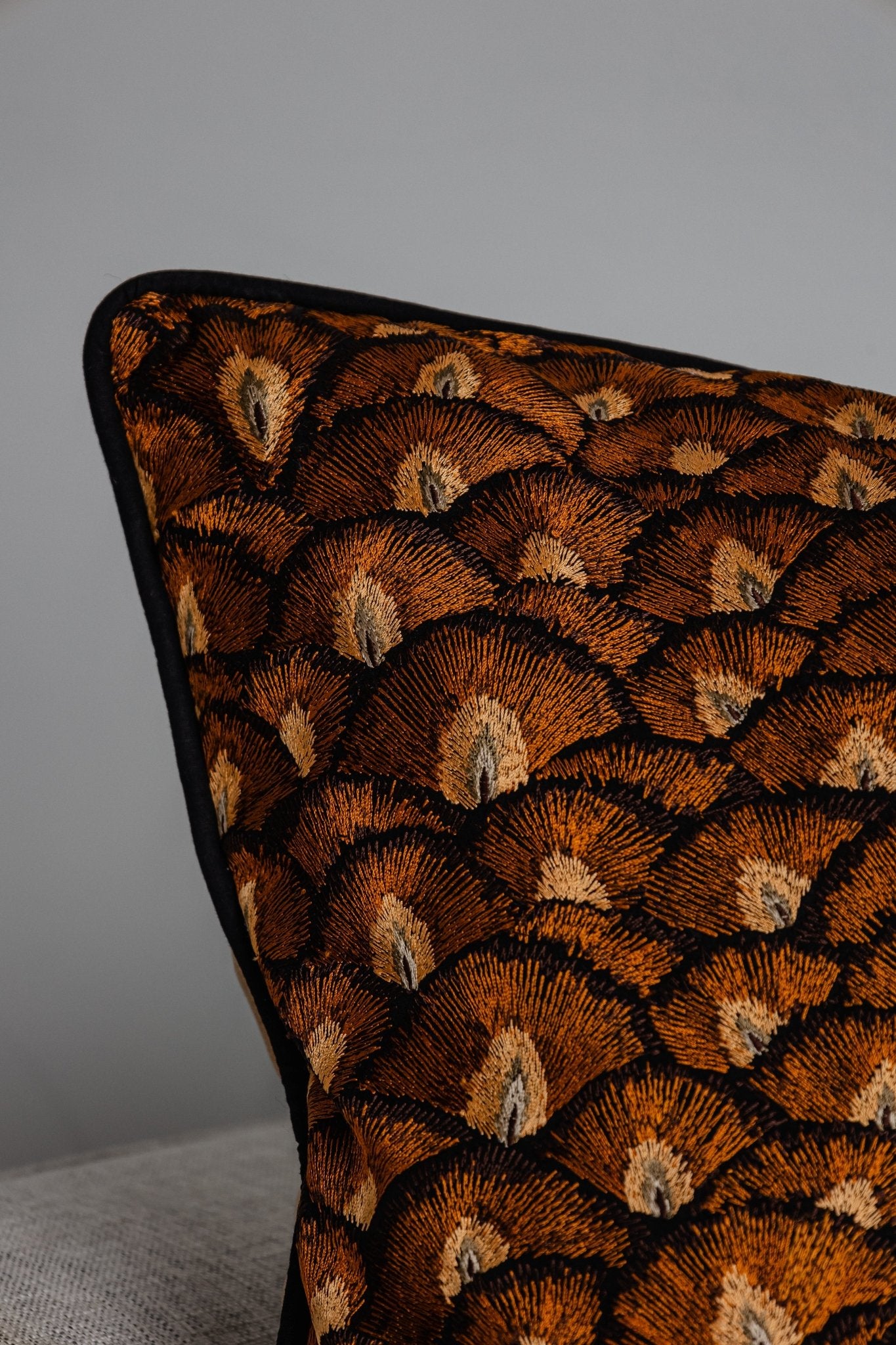 Dekokissen 60x60 cm – Stickerei in Braun - und Karamelltönen mit Keder, Rückseite Baumwollvelour - Martin Gabriel - Kissen - Martin Gabriel