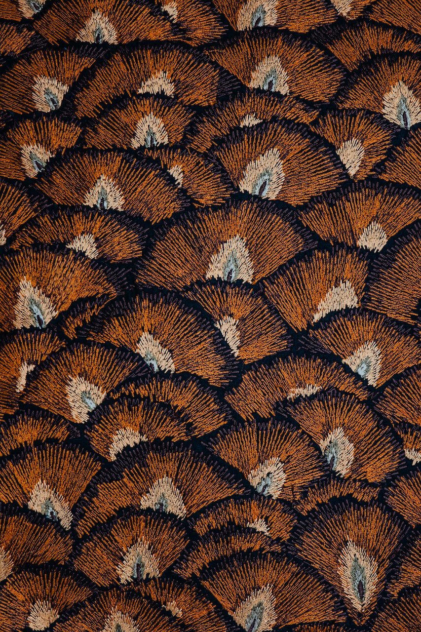 Dekokissen 60x60 cm – Stickerei in Braun - und Karamelltönen mit Keder, Rückseite Baumwollvelour - Martin Gabriel - Kissen - Martin Gabriel