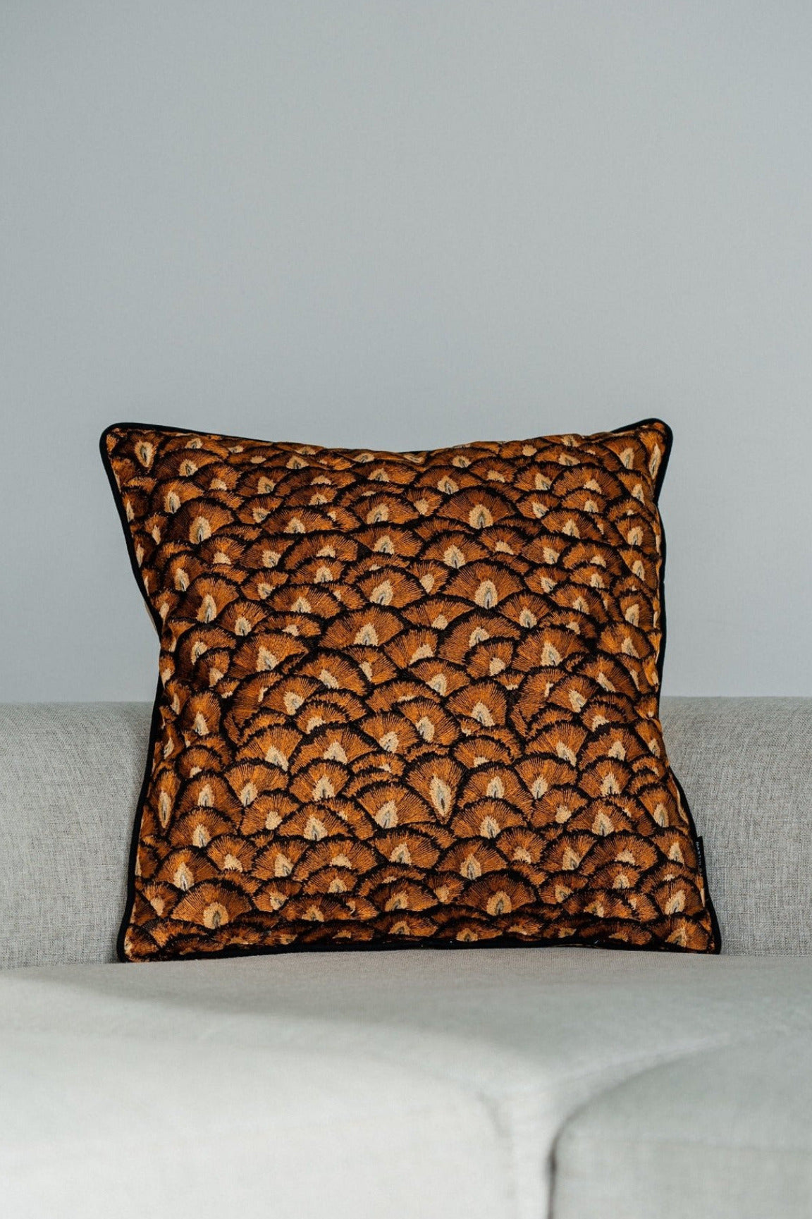 Dekokissen 60x60 cm – Stickerei in Braun - und Karamelltönen mit Keder, Rückseite Baumwollvelour - Martin Gabriel - Kissen - Martin Gabriel