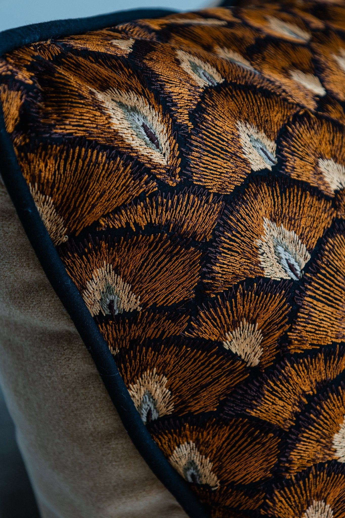 Dekokissen 60x60 cm – Stickerei in Braun - und Karamelltönen mit Keder, Rückseite Baumwollvelour - Martin Gabriel - Kissen - Martin Gabriel