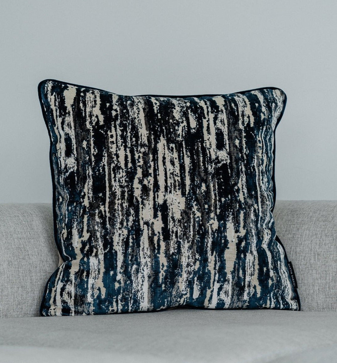 Cascade Blue 60x60 cm – Dekokissen aus Velours mit Wasserfall-Optik – Martin Gabriel GmbH
