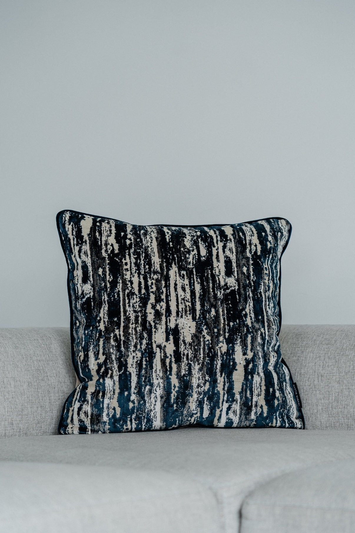 Martin Gabriel deko-Kissen in blau-taupe-grau, abstraktes streifen design,in velour,  hochwertiges indoor-kissen auf sofa stimmungsbild und produktfoto