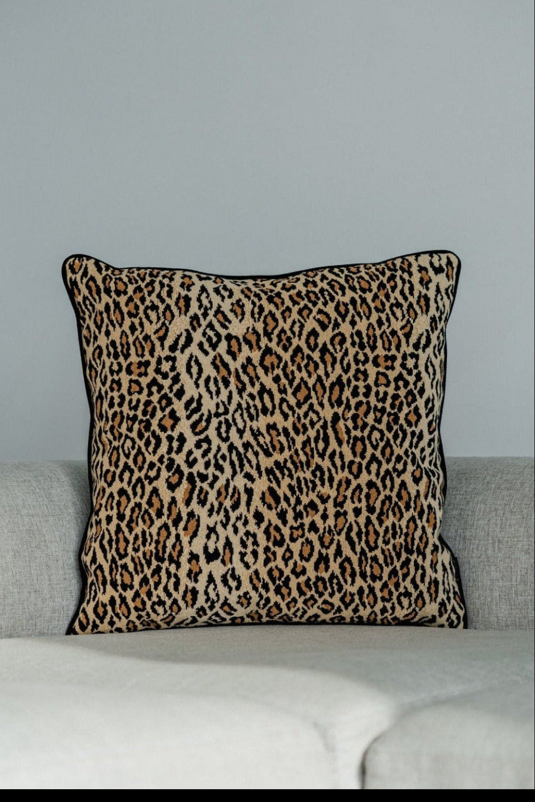 Martin Gabriel Dekokissen Modell Leopard mit leopardenmuster in front auf sofa leigend mit weißem hintergund 