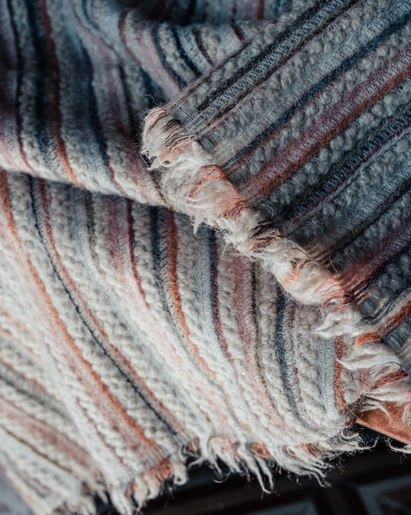 Nahaufnahme der Indoor-Decke Pearl, beige-rosa, feine Streifen, Cashmere-Mix